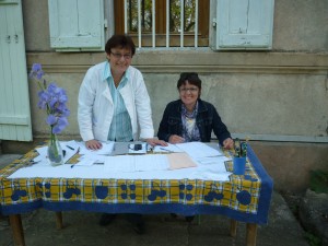 Marie-Claude et Floriane accueillent les adhérents